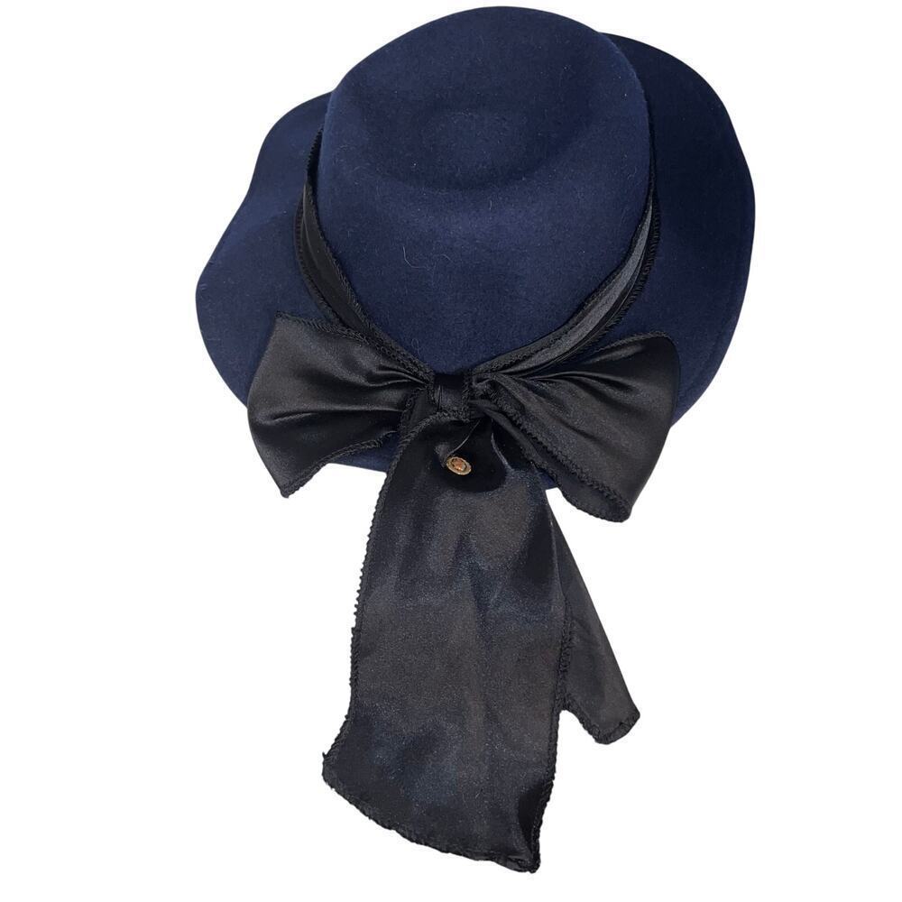 Navy bow hat with black ribbon and decorative pendant 22-inch circumference‎